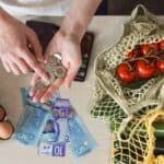 Read more about the article 加拿大中产阶级是如何被抢劫的 | AI Financial恒益投资