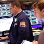 Read more about the article 道琼斯收盘下跌300点，但获得了自去年12月以来的最佳周线 | Ai Financial 财经日报