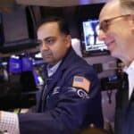 Read more about the article 股市在联邦决策前，因盈利数据和通胀数据令人失望而微跌 | Ai Financial 财经日报