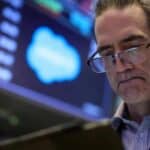 Read more about the article 股市收盘下跌，道琼斯指数下跌超过300点，Salesforce暴跌20% | Ai Financial 财经日报