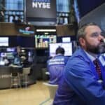 Read more about the article 标普500指数和纳斯达克综合指数周二收于新高，苹果公司股价上涨超过7% | Ai Financial 财经日报