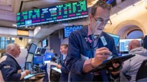 Read more about the article 道琼斯指数上涨超过200点，触及40,000点以上的新纪录 | Ai Financial 财经日报