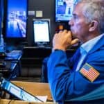 Read more about the article 道琼斯指数收盘上涨逾450点，因鲍威尔暗示美联储即将降息 | Ai Financial 财经日报