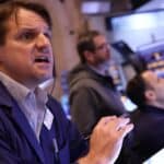 Read more about the article 道琼斯指数和标普500指数从纪录高位回落，因顽固的通胀报告拖累股市表现 | Ai Financial 财经日报