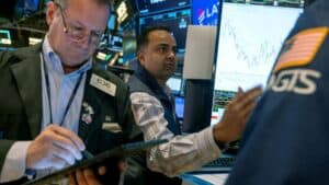 Read more about the article 道指周一收涨超300点，标普500连续两日上涨| AiF 财经日报