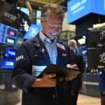 Read more about the article 道琼斯飙升逾400点，创下历史新高，标普500也创下历史最高纪录 | Ai Financial 财经日报