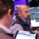 Read more about the article 道指创下新纪录收盘，芯片制造商反弹带动纳斯达克收高 | Ai Financial 财经日报