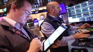 Read more about the article 道指下跌300点，从历史高位回落；英伟达拖累纳斯达克 | Ai Financial 财经日报