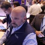 Read more about the article 道指下跌近400点，因油价飙升和国债收益率上升拖累股市 | Ai Financial 财经日报