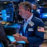 Read more about the article 标普500指数收盘基本持平，市场关注英伟达关键财报 | AiF 财经日报