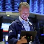 Read more about the article 道琼斯指数上涨超过400点，创下历史新高，华尔街录得周度涨幅 | AiF 财经日报