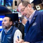 Read more about the article 道指收盘上涨超450点，投资者涌入与经济相关股票 | AiF 财经日报