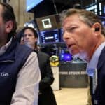 Read more about the article 道琼斯指数暴跌1100点，创1974年以来首次10连跌 | AiF 财经日报