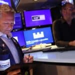 Read more about the article 道指微涨终结十连跌，创50年来最长纪录 | AiF 财经日报