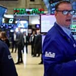 Read more about the article 道指下跌400点，华尔街艰难迎接年终 | AiF 财经日报