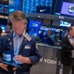 Read more about the article 标普500指数和纳指终结五连跌，但全周仍下跌 | AiF 财经日报