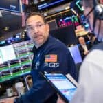 Read more about the article 标普500和纳斯达克周一连续两日上涨，受益于英伟达股价上扬| AiF 财经日报