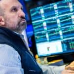 Read more about the article 道指暴跌400点，纳指跌入回调区间，因贸易政策疲软引发抛售| AiF 财经日报