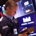 Read more about the article 道指从大跌中反弹，最终收跌100点，因特朗普暂缓对墨西哥征收关税 | AiF 财经日报