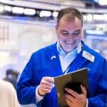 Read more about the article 道指连涨两日，收高300点，投资者无视关税动荡 | AiF 财经日报