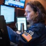 Read more about the article 道指下跌超450点，标普500连续两日下跌，因特朗普关税政策不确定性加剧| AiF 财经日报