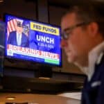 Read more about the article 道指收涨近400点，美联储仍预计2025年将降息两次 | AiF 财经日报