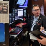 Read more about the article 道琼斯周一上涨近600点，投资者期待特朗普放缓关税立场 | AiF 财经日报