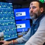 Read more about the article 道指收涨近500点，标普500指数涨超1%，因市场憧憬特朗普关税让步 | AiF 财经日报