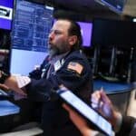 Read more about the article 道指暴跌逾千点，抹去周三大涨的部分涨幅| AiF 财经日报