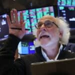 Read more about the article 道指上涨300点，标普500收高，科技股在关税豁免利好下走强 | AiF 财经日报