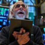 Read more about the article 道指周五大涨600点，结束华尔街史上最动荡一周之一| AiF 财经日报