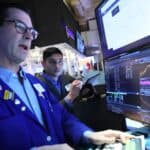 Read more about the article 特朗普推迟对欧盟征税，道指大涨700点，终结四连跌 | AiF 财经日报