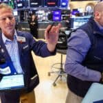 Read more about the article 道琼斯指数上涨400点收盘，但远低于盘中高点 | AiF 财经日报