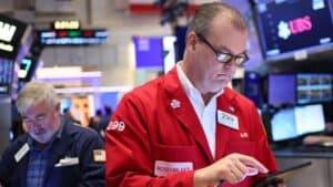 Read more about the article 标普500九连涨终结，关税协议不确定性拖累市场 | AiF 财经日报