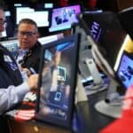 Read more about the article 英伟达财报强劲提振标普500，但贸易政策不确定性限制涨幅 | AiF 财经日报