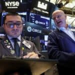 Read more about the article 特斯拉大跌拖累标普500收低，市场关注特朗普与习近平通话| AiF 财经日报