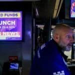 Read more about the article 道琼斯指数小幅下跌，美联储暗示短期内不会降息| AiF 财经日报