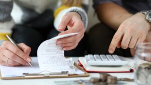 加拿大家庭的年收入42.3%用来缴税！比吃、穿、住总和还多！