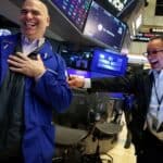 Read more about the article 标准普尔500指数因强劲财报与美国经济数据上涨，创历史新高| AiF 财经日报