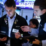 Read more about the article 标普500从纪录高位回落，道指下跌200点，因中美谈判停滞、美联储决议临近| AiF 财经日报