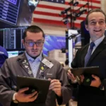 Read more about the article 标普500连创第五次历史新高，强劲财报与贸易进展助力市场走高| AiF 财经日报