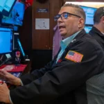 Read more about the article 标普500收盘几无变动，美欧贸易协议未能激起市场热情| AiF 财经日报