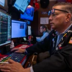 Read more about the article 标普500连续第三日下跌，Meta和微软财报强劲仍未能提振大盘| AiF 财经日报