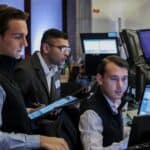 Read more about the article 道琼斯指数因通胀与财报担忧下跌400点，英伟达推动纳指再创新高| AiF 财经日报