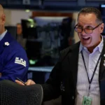 Read more about the article 道指大涨逾800点创历史收盘新高，鲍威尔讲话点燃行情 | AiF 财经日报