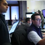 Read more about the article 美股周一收低，英伟达涨势未能托举纳指 | AiF 财经日报