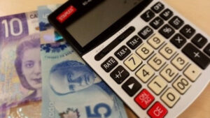 削减富裕老人养老金？智库提议OAS改革以支持年轻人和低收入群体