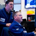 Read more about the article 标普500与纳指收高，谷歌母公司股价大涨提振，但经济忧虑限制涨幅| AiF 财经日报