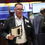 Read more about the article 标普500下跌，结束三连涨，英伟达AI行情退潮；鲍威尔暗示股市估值偏高 | AiF 财经日报