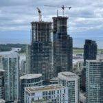 Read more about the article 多伦多公寓市场自由落体：房价跌21%，部长称“对买家是好事” | AiF insight
